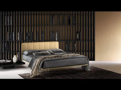 Letto in pelle con testiera trapuntata e piedini trasparenti Clever di Bside