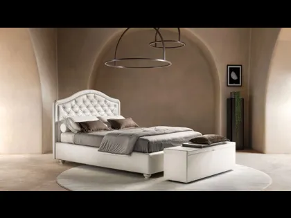 Letto in ecopelle con testiera sagomata e trapuntata Infinity di Bside