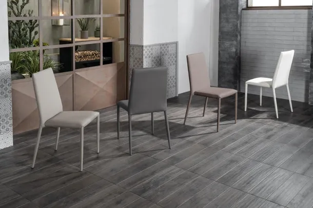 Sedia impilabile in ecopelle Cleo di Stones