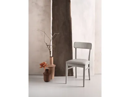 Sedia Lipsia in legno rivestita in ecopelle di Capodarte