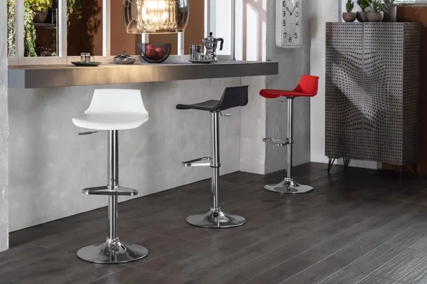 Sgabello Fred in polipropilene con base in metallo regolabile in altezza di Stones
