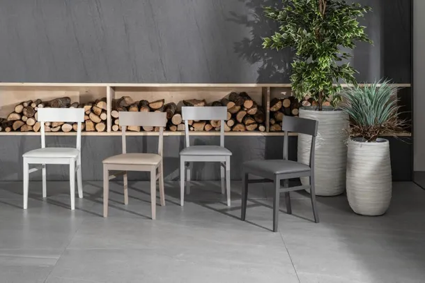 Sedia con struttura in legno di faggio laccato con seduta in ecopelle imbottita Monaco di Stones