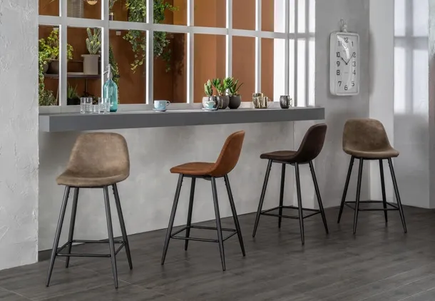 Sgabello Brigitte in ecopelle con struttura in metallo di Stones