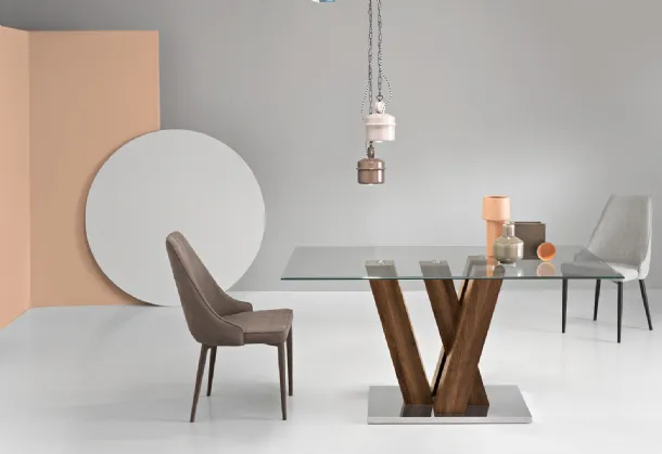 Tavolo Ennio con top in vetro e base effetto legno di Ikone Casa