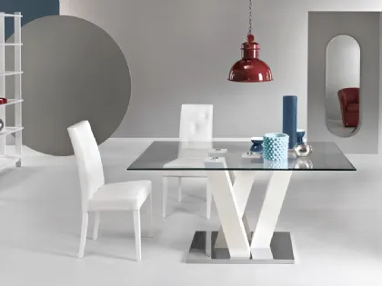 Tavolo Ennio con top in vetro e base effetto legno di Ikone Casa