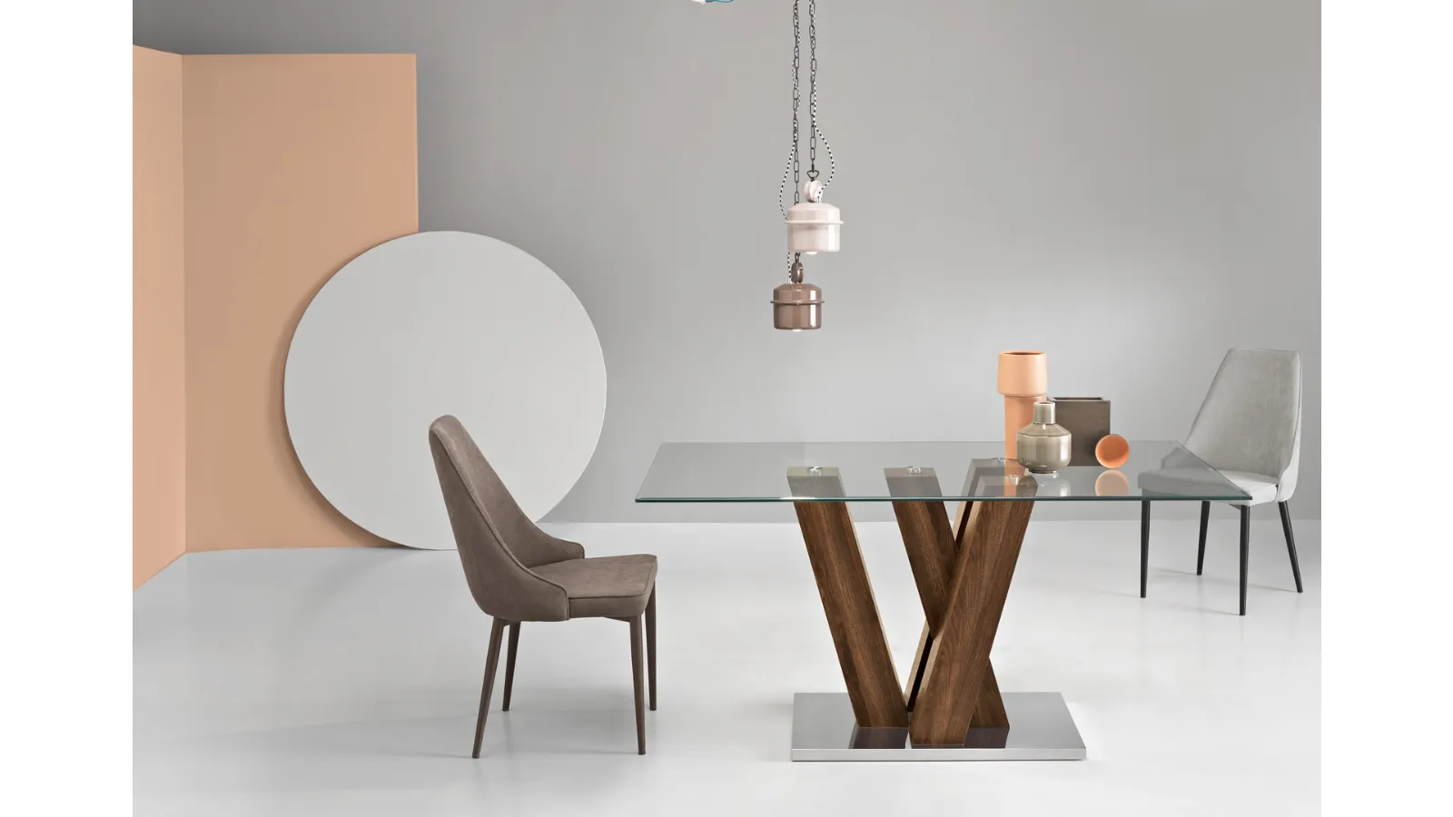 Tavolo Ennio con top in vetro e base effetto legno di Ikone Casa