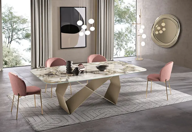 Tavolo Karl in ceramica effetto marmo stratificata su vetro di Capodarte