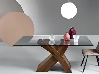 Tavolo Raul con top in vetro e base effetto legno di Ikone Casa
