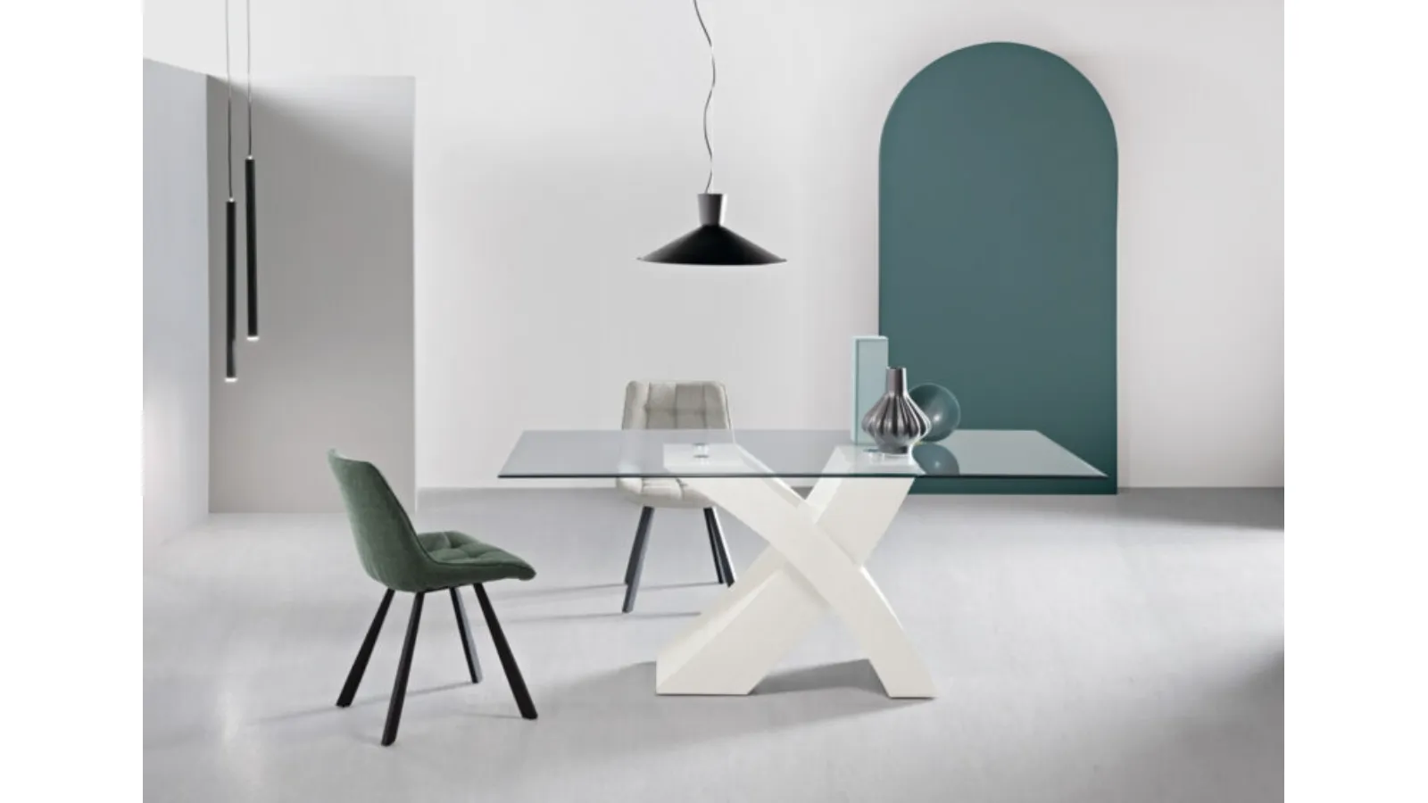 Tavolo Raul con top in vetro e base effetto legno di Ikone Casa