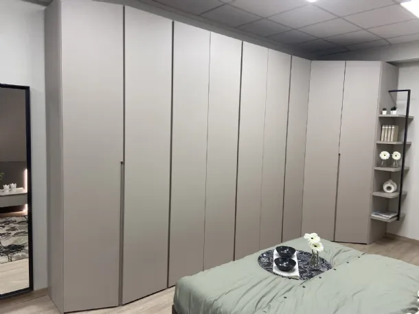 Armadiatura in laminato tortora ad angolo con cabina e terminale con aperture a gola