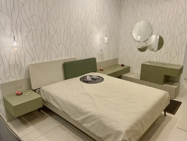Letto con pannellatura boiserie in tinta salvia e comodino con comò integrato