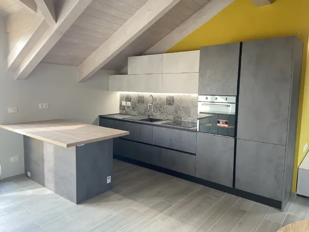 Cucina con penisola in laminato effetto ardesia cemento e top legno