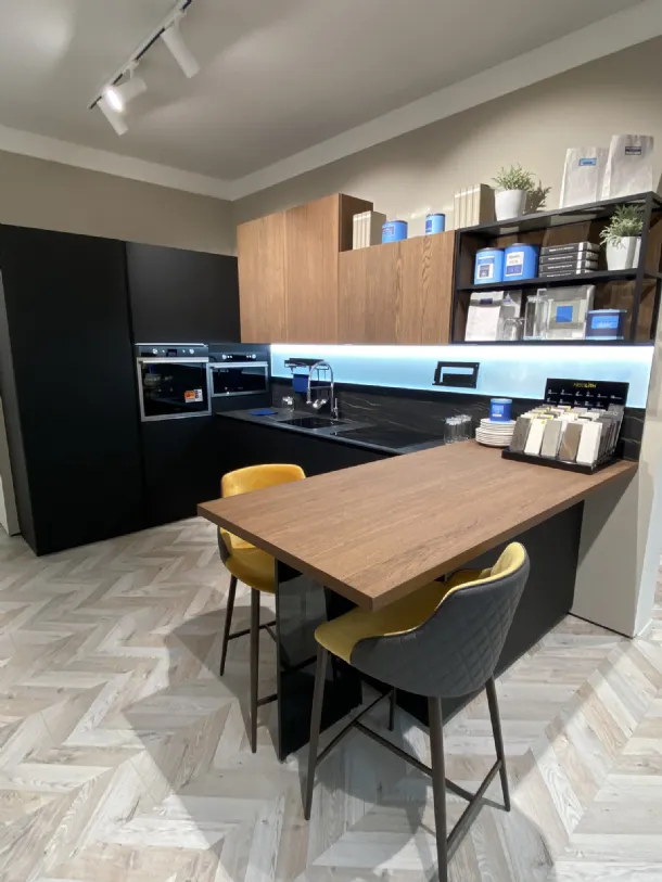 Cucina laccata opaca nera con penisola e particolari in legno