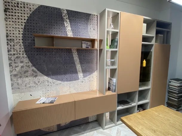 Parete soggiorno con libreria integrata in laminato tortora e laccato opaco con ante cannettate