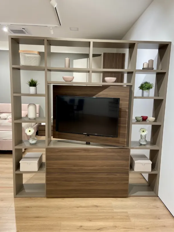 Libreria bifacciale da centro stanza con pannello centrale porta tv girevole a 360 gradi