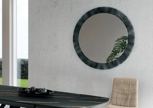Specchio Iride con cornice in vetro cotto di Stones
