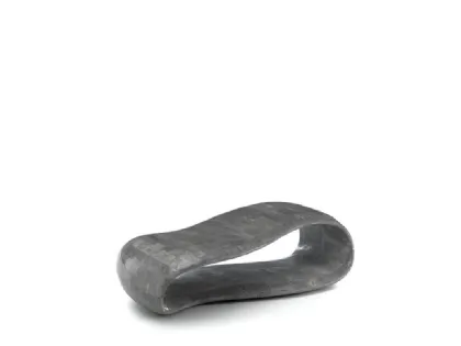 Tavolino sinuoso in compensato marino ricoperto da tasselli di pietra fossile Scarf di Stones