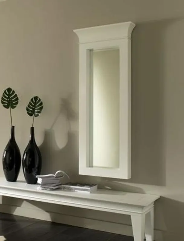 Specchio con capitello con cornice in legno laccato bianco di Stones
