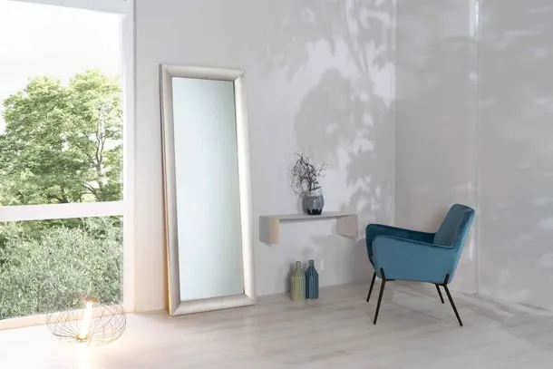 Specchio da parete con cornice in legno finitura Argento Enea di Stones