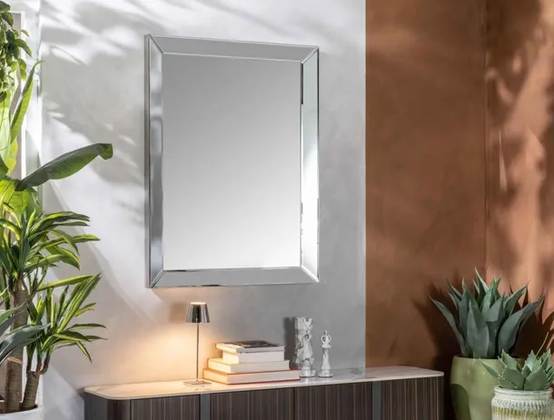 Specchio Teseo con cornice in legno laccato argento di Stones