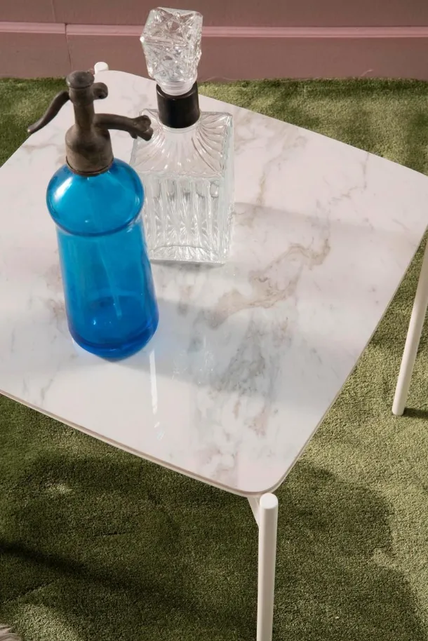 Tavolino Ivy in ceramica con struttura in metallo di Stones