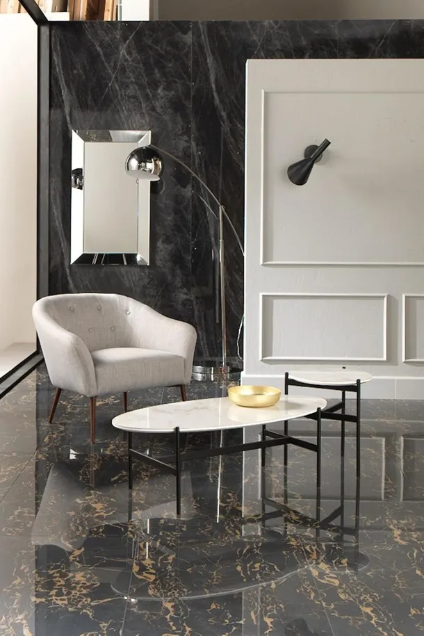 Tavolino ovale Minerva con top in ceramica con fondo in MDF e struttura in metallo verniciato di Stones