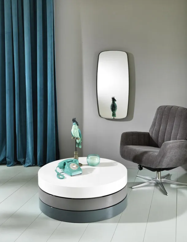 Tavolino Twist 1 in MDF composto da tre ripiani contenitori girevoli laccati, bianco, grigio chiaro e grigio scuro di Stones