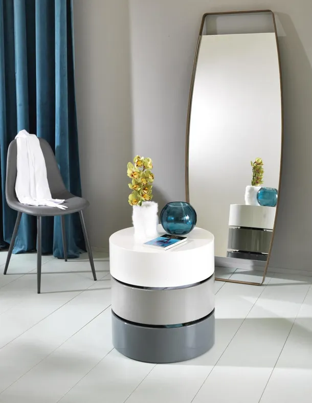 Tavolino Twist 2 in MDF composto da tre ripiani contenitori girevoli laccati, bianco, grigio chiaro e grigio scuro di Stones