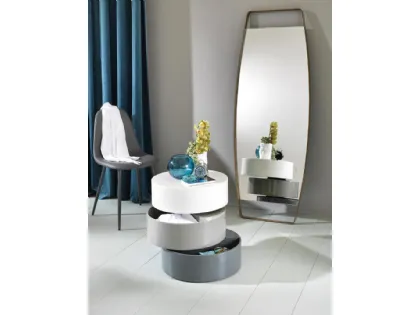 Tavolino Twist 2 in MDF composto da tre ripiani contenitori girevoli laccati, bianco, grigio chiaro e grigio scuro di Stones