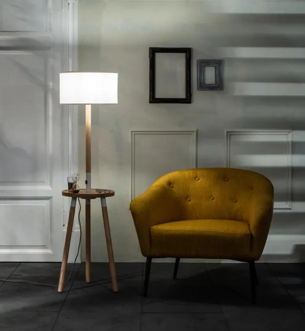 Lampada da terra Acrux in legno di faggio con paralume in tessuto di Stones