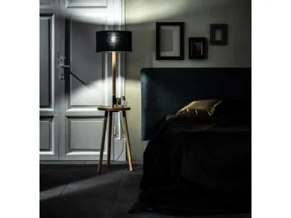 Lampada da terra Acrux in legno di faggio con paralume in tessuto di Stones