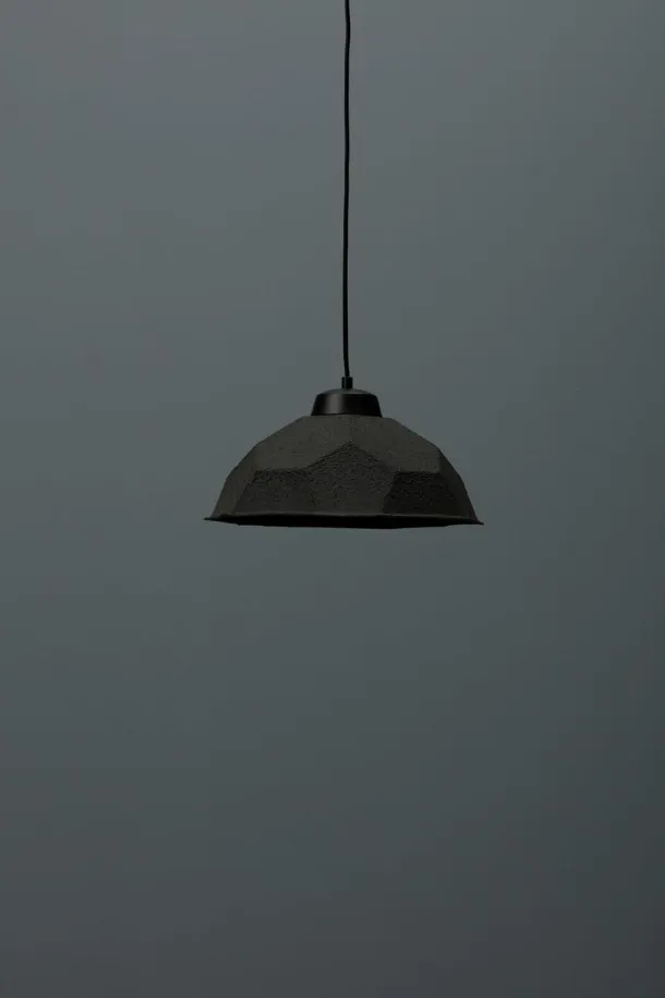 Lampada a sospensione Egg in cartone riciclato Nero di Stones