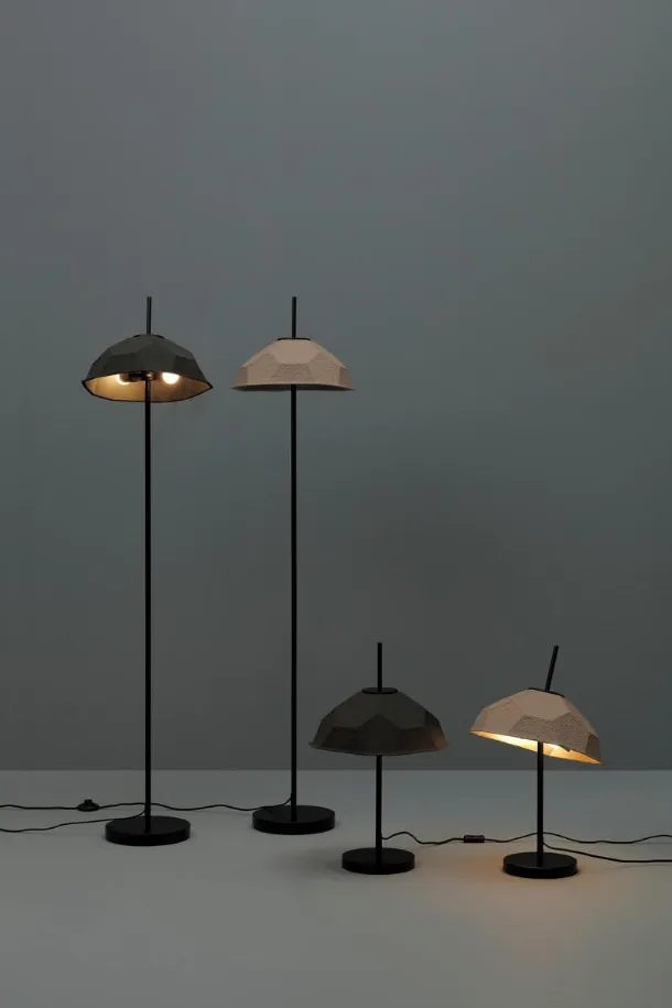 Lampada da terra e da tavolo Egg in cartone riciclato con base in metallo di Stones