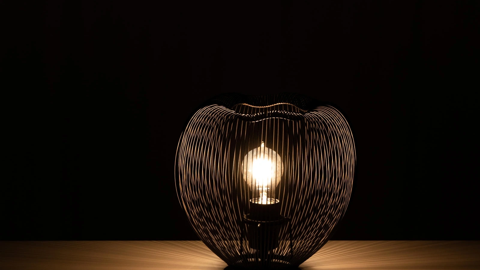 Lampada da tavolo Jaula in metallo verniciato Nero lucido di Stones