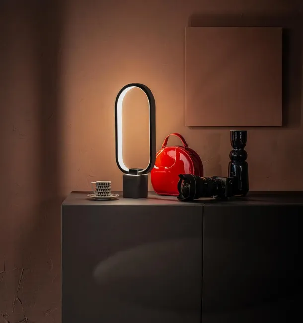 Lampada da tavolo a LED Naos mini in metallo con base in marmo di Stones