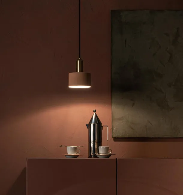 Lampada a sospensione Sirio in metallo verniciato rosa opaco con decoro in ottone di Stones