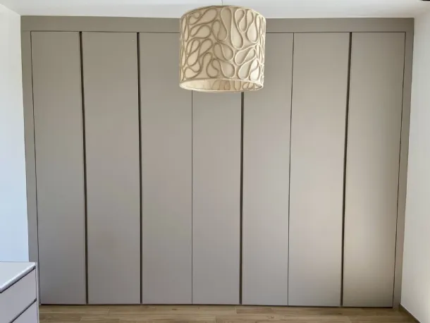 Armadio per camera da letto su misura a muro con aperture a gola