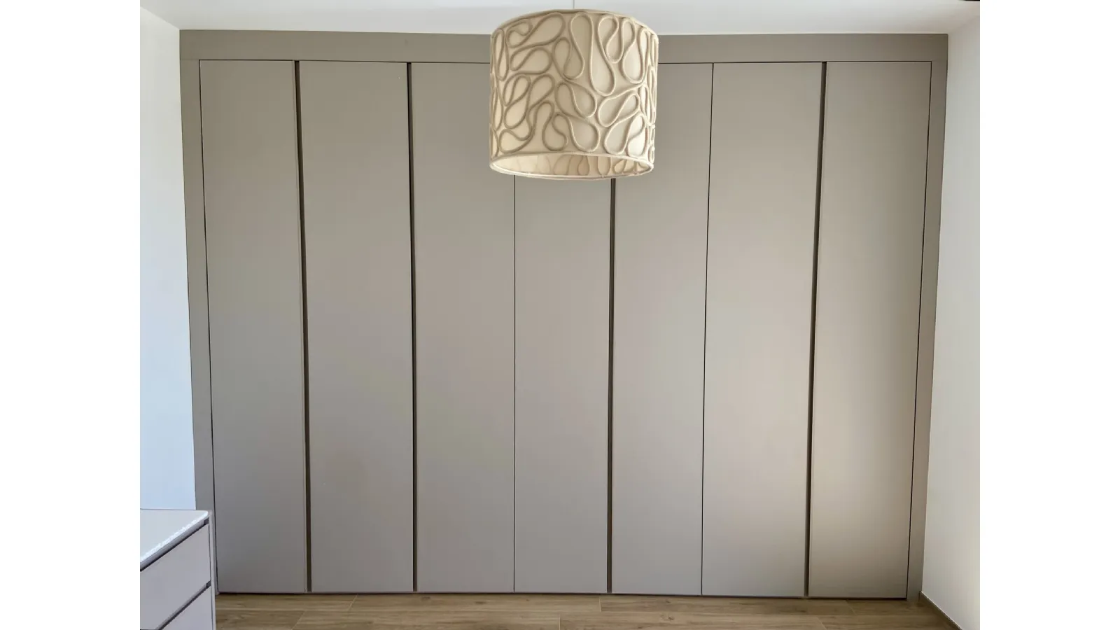 Armadio per camera da letto su misura a muro con aperture a gola