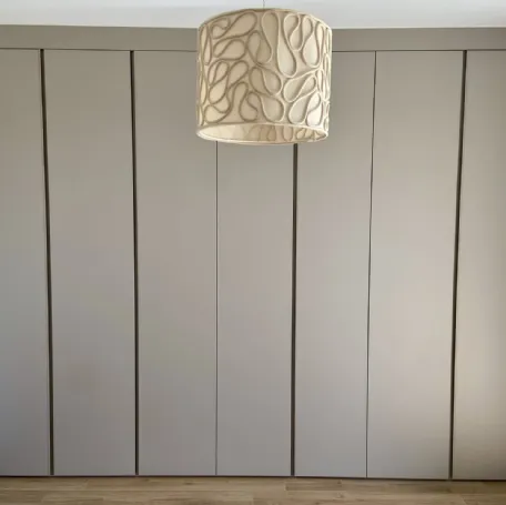 Armadio per camera da letto su misura a muro con aperture a gola