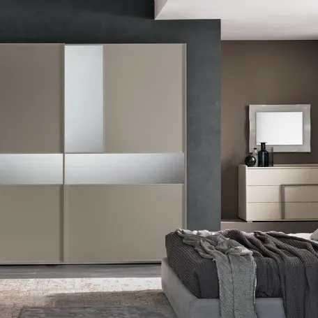 Armadio con ante scorrevoli Abaco Madrid finitura Grigio Londra con inserti a specchio fumé di Gierre Mobili