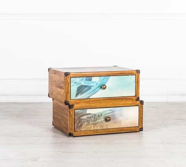 Comodino Hollywood realizzato in legno massello con due cassetti decorati di Stones