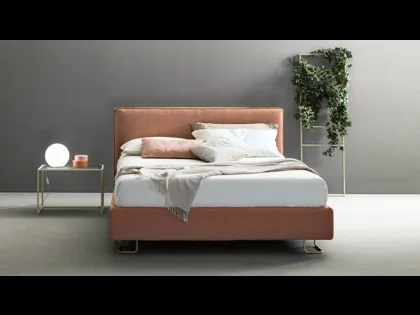 Letto moderno in tessuto con testiera Piping di Bside