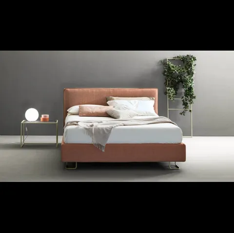 Letto moderno in tessuto con testiera Piping di Bside