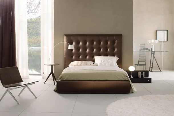 Letto Linus Big con testiera alta in ecopelle trapuntata di Fabbri Salotti