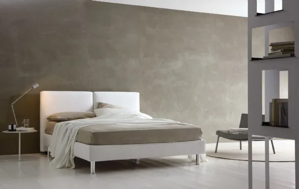Letto con testiera dalle linee squadrate e morbide Rimmel di Fabbri Salotti