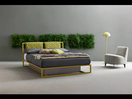 Letto matrimoniale con testiera trapuntata in tessuto e struttura in metallo Frame di Bside