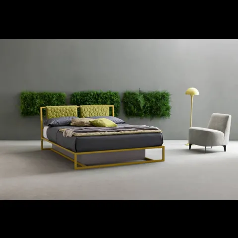 Letto matrimoniale con testiera trapuntata in tessuto e struttura in metallo Frame di Bside