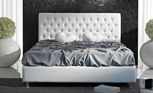 Letto matrimoniale con testiera in lavorazione capitonné Hidillio di Hoppla