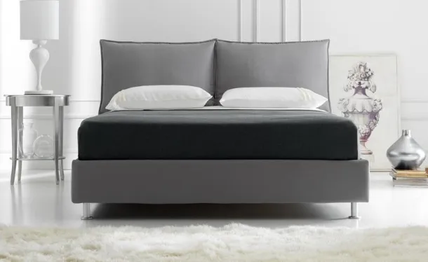 Letto con testiera in tessuto con piedini in metallo Aria di Hoppla