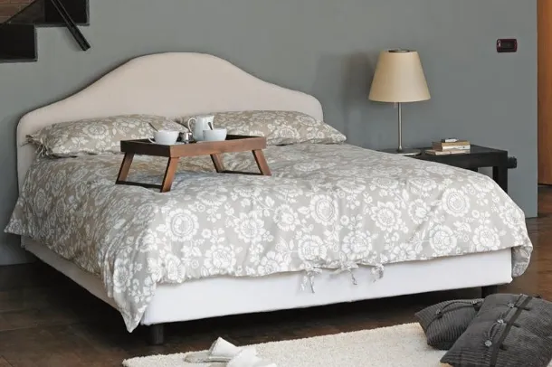 Letto in tessuto con testiera sagomata Laguna di Hoppla